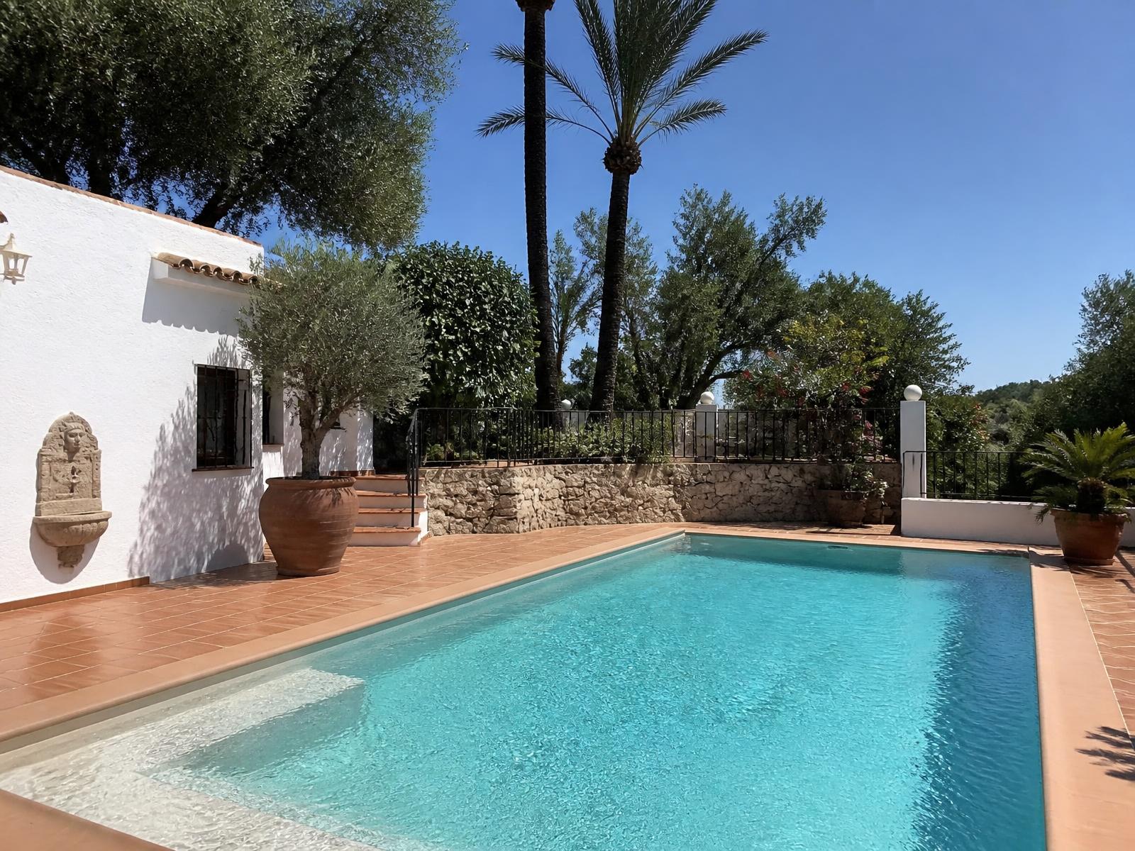 Piscina cuidada de agua turquesa en una vivienda mediterránea de la Costa Blanca